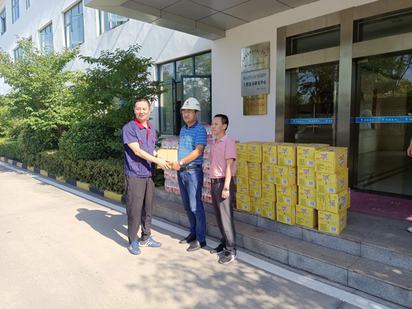 公司副总经理到建材公司高温慰问
