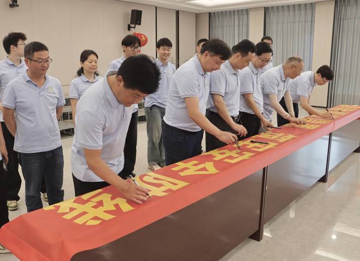 公司开展“安全生产月”安全承诺签名活动