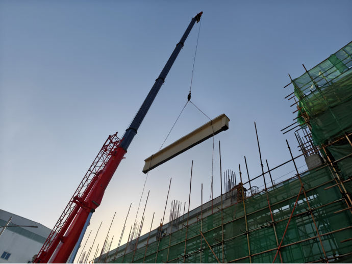 第一事业部完成赤峰净液工序 行车梁吊装任务